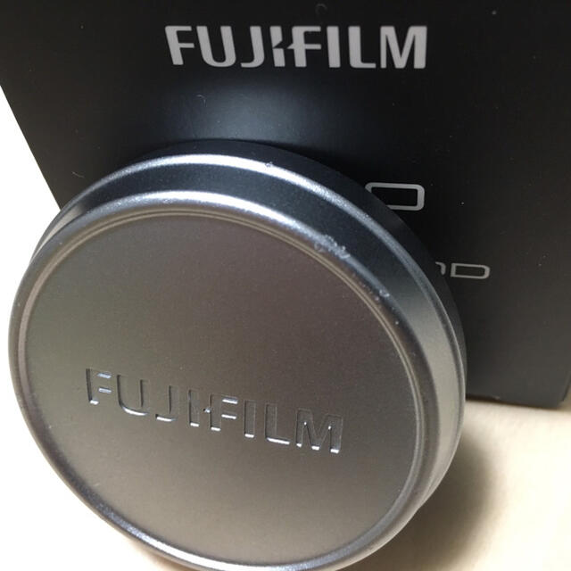 富士フイルム(フジフイルム)のFUJI FILM X100F SILVER　付属品多数 スマホ/家電/カメラのカメラ(コンパクトデジタルカメラ)の商品写真