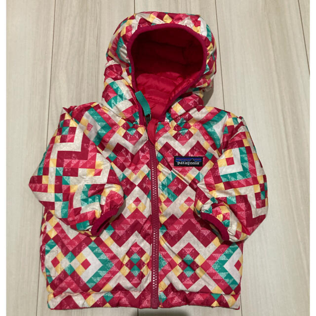 patagonia(パタゴニア)のパタゴニア　リバーシブルダウン　3-6M キッズ/ベビー/マタニティのベビー服(~85cm)(ジャケット/コート)の商品写真