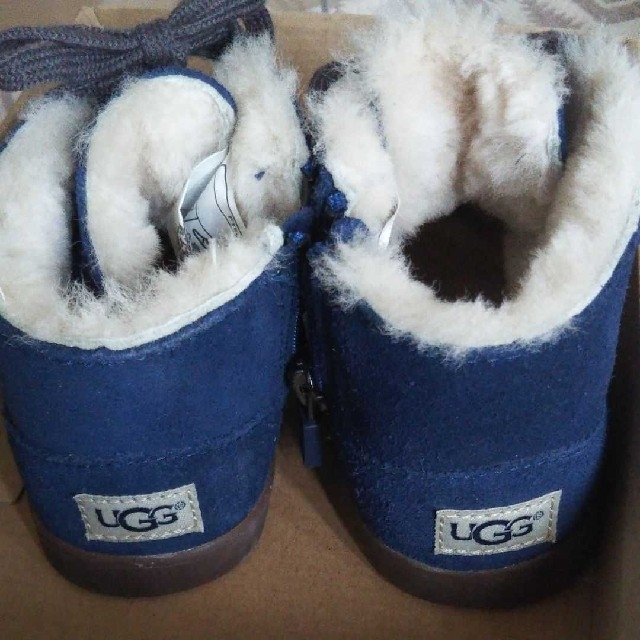 UGG(アグ)のUGG ムートンブーツ キッズ/ベビー/マタニティのベビー靴/シューズ(~14cm)(ブーツ)の商品写真