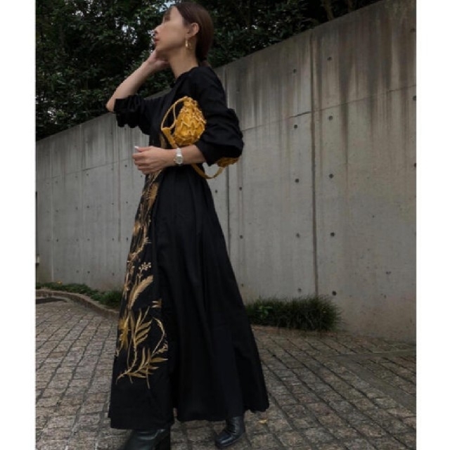 Ameri VINTAGE(アメリヴィンテージ)の新品タグ付　MADELYN EMBROIDERY DRESS　黒　S アメリ レディースのワンピース(ロングワンピース/マキシワンピース)の商品写真