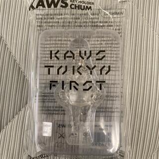 メディコムトイ(MEDICOM TOY)の【新品未使用】KAWS CLEAR キーホルダー 透明(キーホルダー)