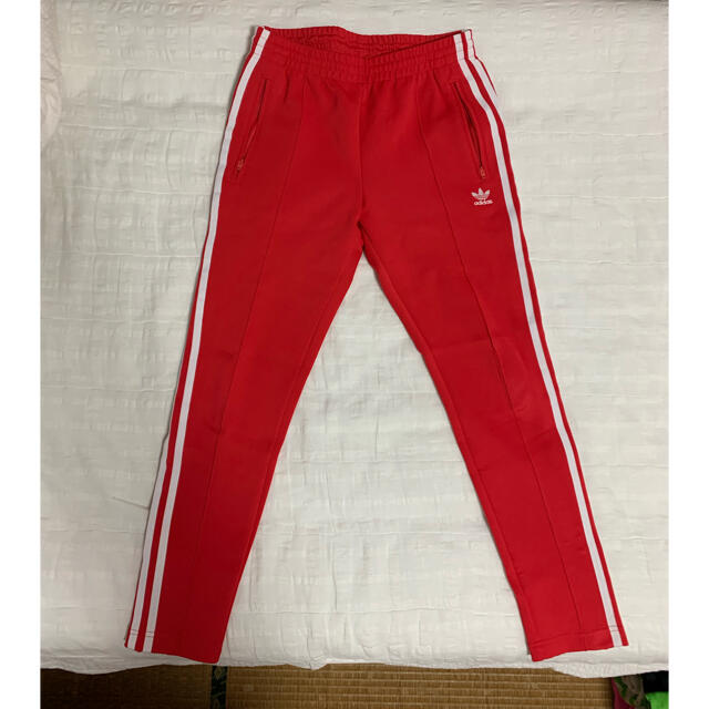 adidas(アディダス)のadidas パンツ 三本ライン ジャージ 赤 レディースのパンツ(その他)の商品写真