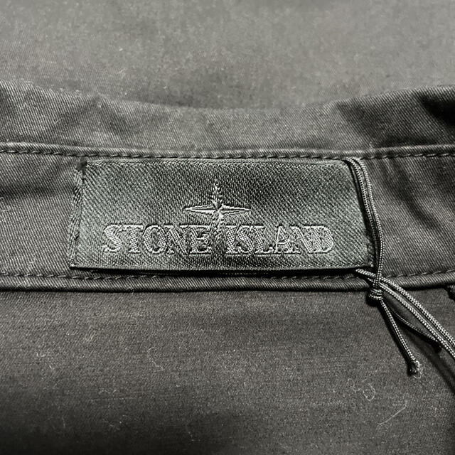 STONE ISLAND(ストーンアイランド)の【未使用に近い】ストーンアイランド　ガーメントダイシャツジャケット　黒　L メンズのジャケット/アウター(ミリタリージャケット)の商品写真