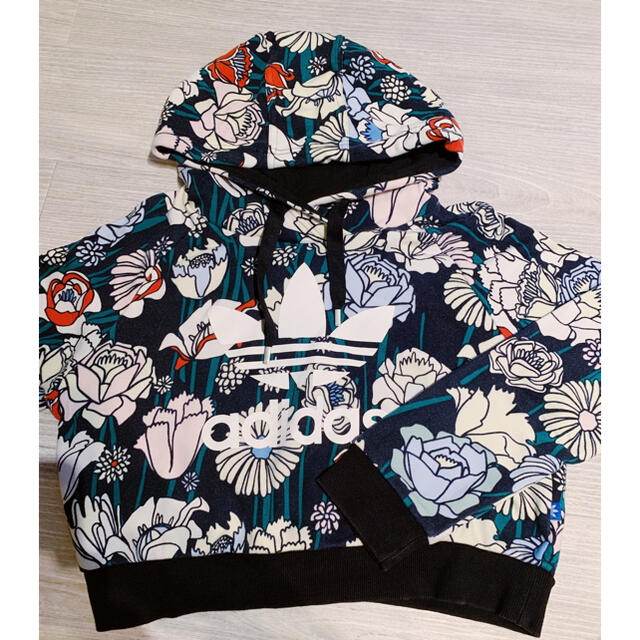 adidas(アディダス)のadidas プルオーバーパーカー 花柄 レディースのトップス(パーカー)の商品写真