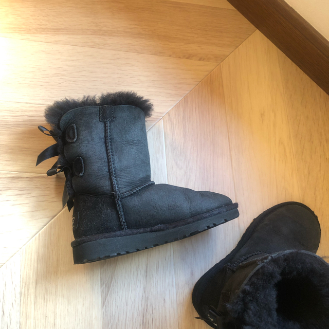 UGG(アグ)のアグ　リボンムートンブーツ　17 女の子 キッズ/ベビー/マタニティのキッズ靴/シューズ(15cm~)(ブーツ)の商品写真