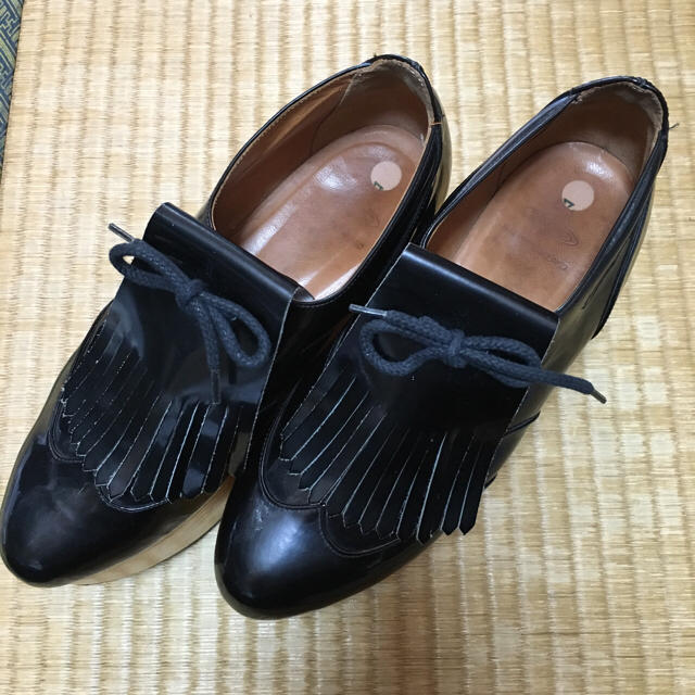 Vivienne Westwood(ヴィヴィアンウエストウッド)のぴよこ様専用ヴィヴィアンウエストウッド ロッキンホース エナメル 黒 23.5 レディースの靴/シューズ(ローファー/革靴)の商品写真
