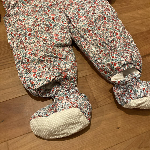 babyGAP(ベビーギャップ)のbaby GAP 小花柄ジャンプスーツ　 90 18-24m キッズ/ベビー/マタニティのキッズ服女の子用(90cm~)(ジャケット/上着)の商品写真