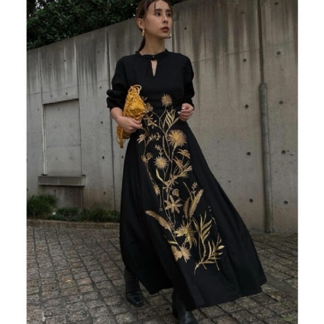 Ameri VINTAGE(アメリヴィンテージ)の新品タグ付　MADELYN EMBROIDERY DRESS　黒　S アメリ レディースのワンピース(ロングワンピース/マキシワンピース)の商品写真