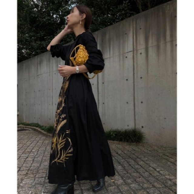 Ameri VINTAGE(アメリヴィンテージ)の新品タグ付　MADELYN EMBROIDERY DRESS　黒　S アメリ レディースのワンピース(ロングワンピース/マキシワンピース)の商品写真