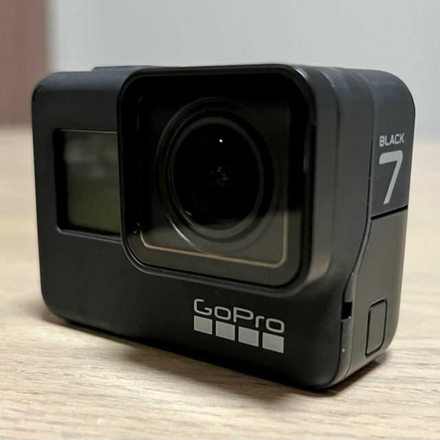 GoPro(ゴープロ)のGoPro Hero7 Black+3wayグリップ+電動ジンバル+SDセット スマホ/家電/カメラのカメラ(コンパクトデジタルカメラ)の商品写真