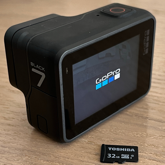 GoPro(ゴープロ)のGoPro Hero7 Black+3wayグリップ+電動ジンバル+SDセット スマホ/家電/カメラのカメラ(コンパクトデジタルカメラ)の商品写真