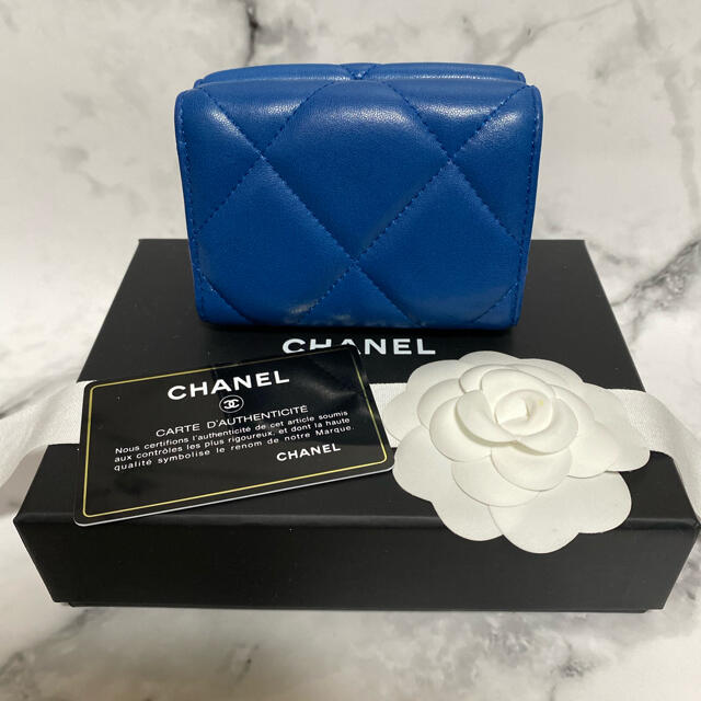 CHANEL(シャネル)の【30番台☆付属品完備】CHANEL 三つ折り財布 シャネル19 / ブルー レディースのファッション小物(財布)の商品写真