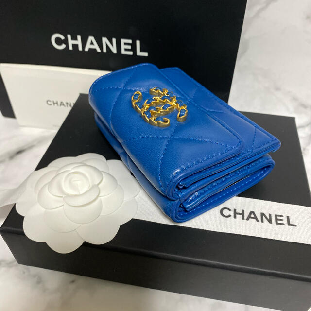 CHANEL(シャネル)の【30番台☆付属品完備】CHANEL 三つ折り財布 シャネル19 / ブルー レディースのファッション小物(財布)の商品写真