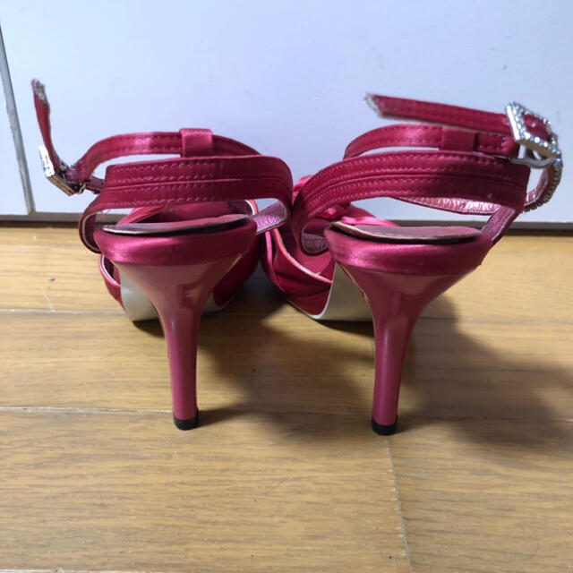 STRAWBERRY-FIELDS(ストロベリーフィールズ)の美品　ストロベリーフィールズ　花付き　サンダル レディースの靴/シューズ(サンダル)の商品写真