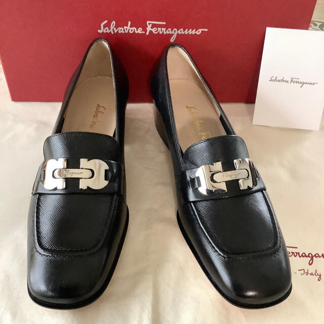 Salvatore Ferragamo(サルヴァトーレフェラガモ)の試着のみ新品!フェラガモ シルバーメタルガンチーニ チャンキーヒール 23.5㎝ レディースの靴/シューズ(ハイヒール/パンプス)の商品写真