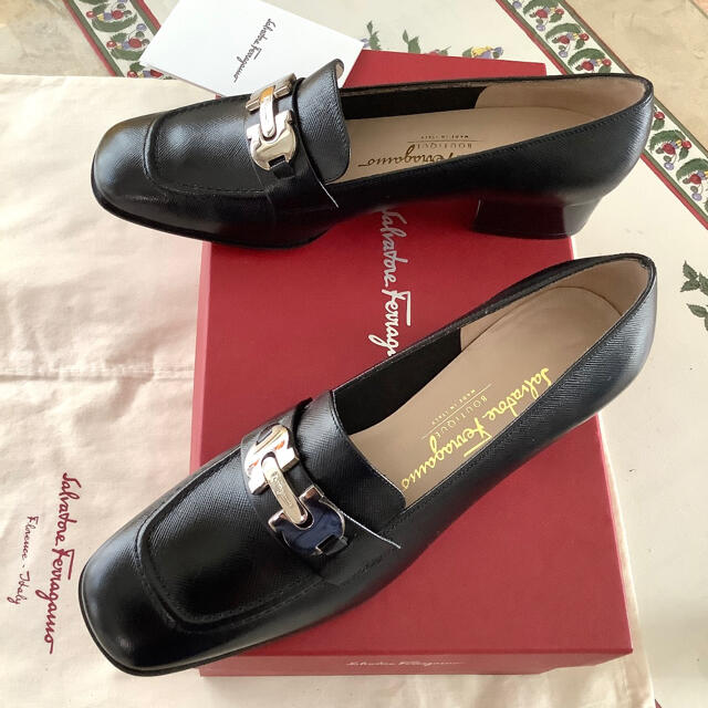 Salvatore Ferragamo(サルヴァトーレフェラガモ)の試着のみ新品!フェラガモ シルバーメタルガンチーニ チャンキーヒール 23.5㎝ レディースの靴/シューズ(ハイヒール/パンプス)の商品写真