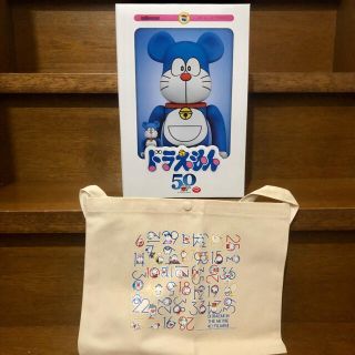 メディコムトイ(MEDICOM TOY)の【新品未開封】BE@RBRICK ドラえもん 100%&400%　サコッシュ付(キャラクターグッズ)