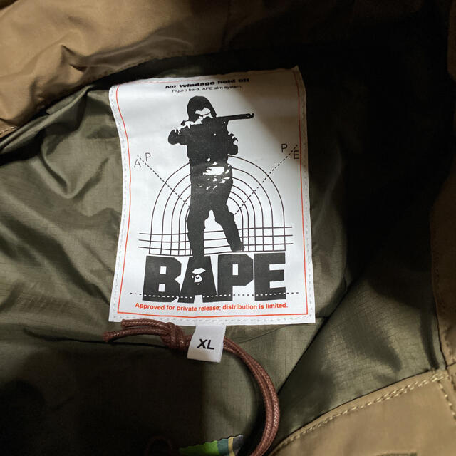 A BATHING APE(アベイシングエイプ)のAPE BAPE KAWS  POCKET ジャケット　パーカー　WIDE XL メンズのジャケット/アウター(ナイロンジャケット)の商品写真