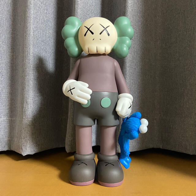 MEDICOM TOY(メディコムトイ)のKAWS カウズ フィギュア 30cm エンタメ/ホビーのフィギュア(その他)の商品写真