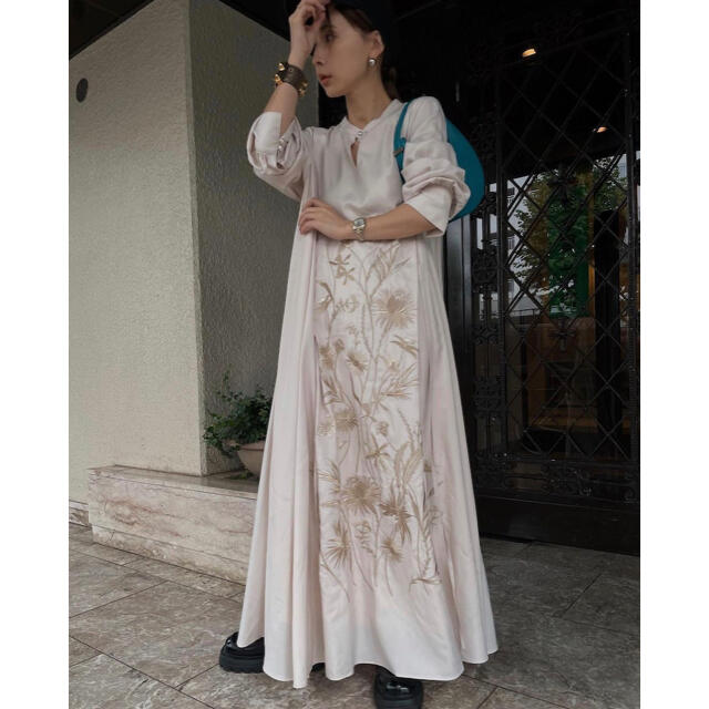 Ameri VINTAGE(アメリヴィンテージ)の【Ameri VINTAGE】MADELYN EMBROIDERY DRESS レディースのワンピース(ロングワンピース/マキシワンピース)の商品写真