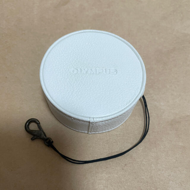 OLYMPUS(オリンパス)のオリンパス 本革レンズジャケット　LC-60.5GL WHT [ホワイト] スマホ/家電/カメラのカメラ(ミラーレス一眼)の商品写真