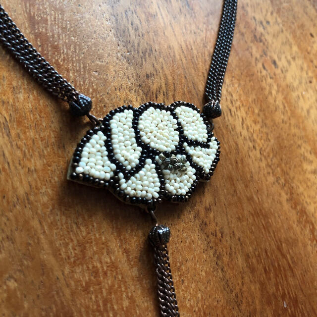 H.P.FRANCE(アッシュペーフランス)のヴィンテージ　蓮の花ビーズ刺繍ネックレス レディースのアクセサリー(ネックレス)の商品写真