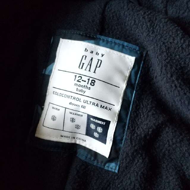 GAP(ギャップ)の【used】迷彩恐竜柄 つなぎ ダウン GAP 12-18ヶ月 キッズ/ベビー/マタニティのキッズ服男の子用(90cm~)(ジャケット/上着)の商品写真