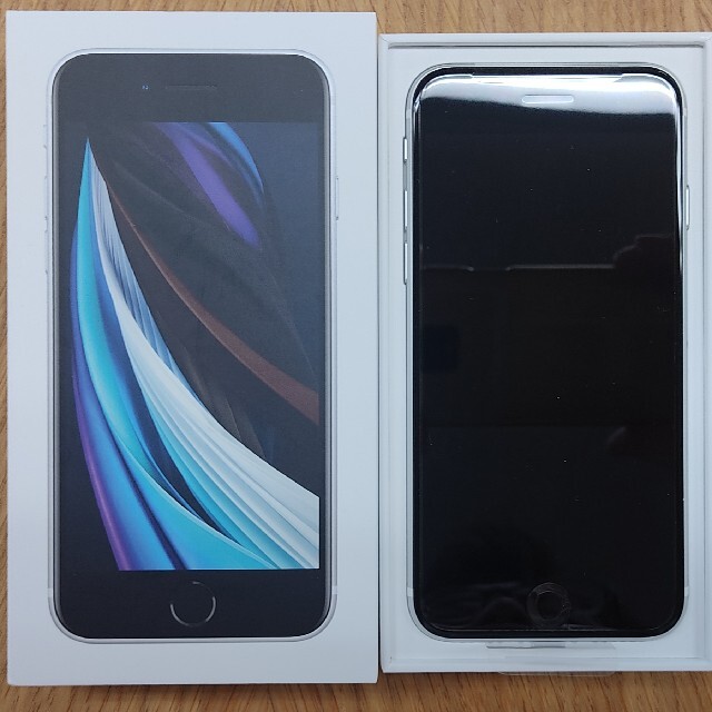 Apple(アップル)の新品未使用 iPhoneSE 第2世代 128GB ホワイト au スマホ/家電/カメラのスマートフォン/携帯電話(スマートフォン本体)の商品写真