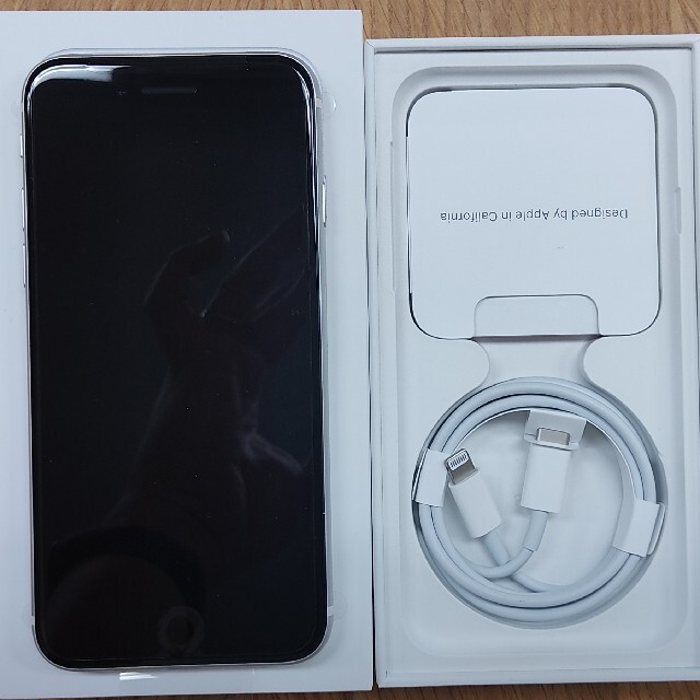 Apple(アップル)の新品未使用 iPhoneSE 第2世代 128GB ホワイト au スマホ/家電/カメラのスマートフォン/携帯電話(スマートフォン本体)の商品写真