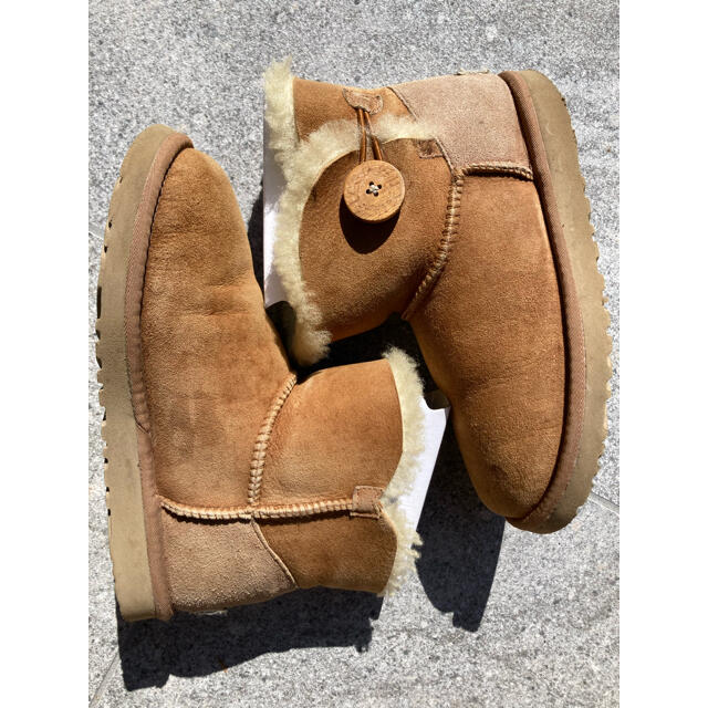 UGG(アグ)のUGG ミニ ベイリー ボタン ((チェスナット) サイズ:(US6(23cm) レディースの靴/シューズ(ブーツ)の商品写真