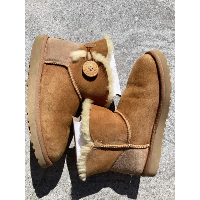 UGG(アグ)のUGG ミニ ベイリー ボタン ((チェスナット) サイズ:(US6(23cm) レディースの靴/シューズ(ブーツ)の商品写真