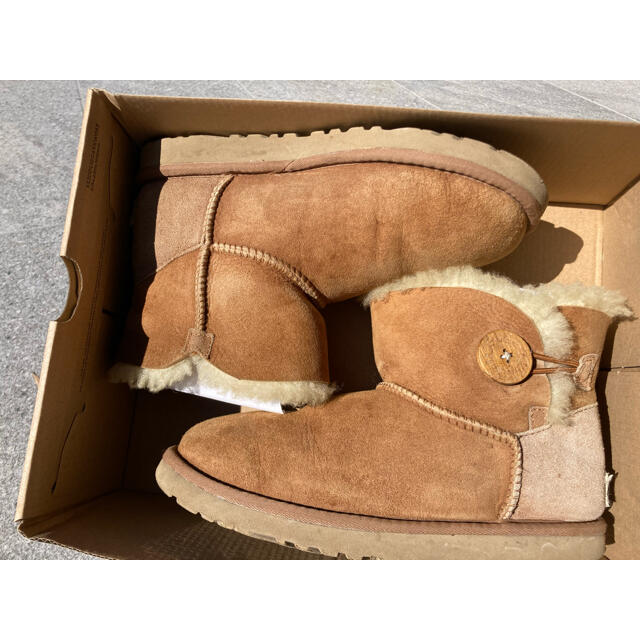 UGG(アグ)のUGG ミニ ベイリー ボタン ((チェスナット) サイズ:(US6(23cm) レディースの靴/シューズ(ブーツ)の商品写真