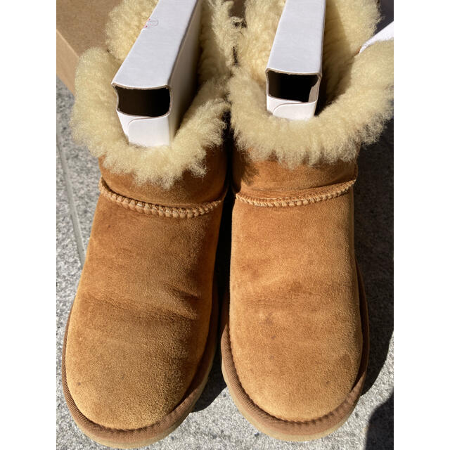 UGG(アグ)のUGG ミニ ベイリー ボタン ((チェスナット) サイズ:(US6(23cm) レディースの靴/シューズ(ブーツ)の商品写真