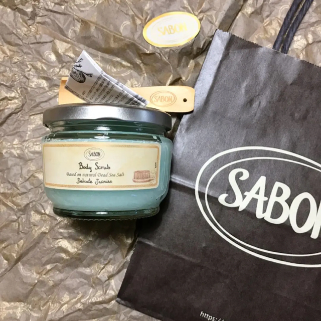 SABON(サボン)の新品未使用品！SABON ボディスクラブ S ジャスミン 320g コスメ/美容のボディケア(ボディスクラブ)の商品写真