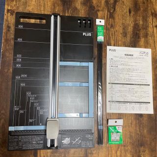 プラス(PLUS)のPLUS 裁断機☆カッターマット&替え刃付き(オフィス用品一般)