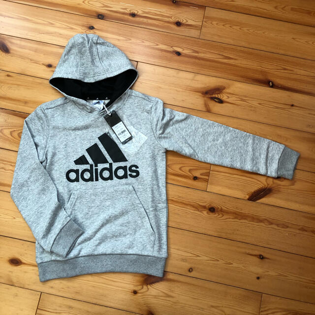 adidas(アディダス)の新品タグ付き adidas ロゴパーカー 140 キッズ/ベビー/マタニティのキッズ服男の子用(90cm~)(Tシャツ/カットソー)の商品写真