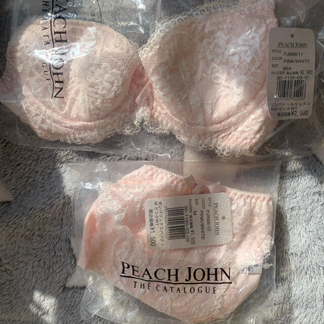 PEACH JOHN(ピーチジョン)の新品タグ付き　PEACH JOHNポンパドールブラセット　85A (A70) レディースの下着/アンダーウェア(ブラ&ショーツセット)の商品写真