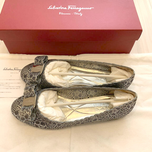 Salvatore Ferragamo(サルヴァトーレフェラガモ)の【美品】サルヴァトーレ フェラガモ　ヴァリナ パンチング　シルバー レディースの靴/シューズ(ハイヒール/パンプス)の商品写真