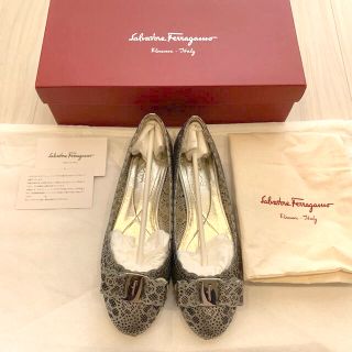 サルヴァトーレフェラガモ(Salvatore Ferragamo)の【美品】サルヴァトーレ フェラガモ　ヴァリナ パンチング　シルバー(ハイヒール/パンプス)