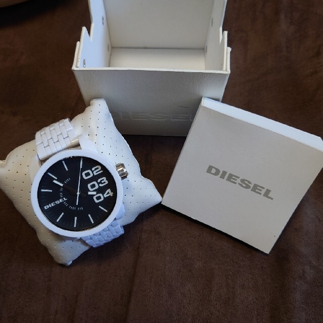 DIESEL(ディーゼル)のDIESEL☆腕時計☆ビッグフェイス☆箱あり(劣化あり)☆白 メンズの時計(腕時計(アナログ))の商品写真