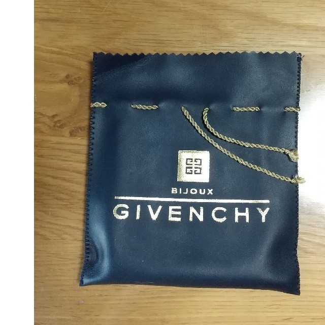 GIVENCHY(ジバンシィ)のGIVENCHY  折り財布  新品未使用  ジヴァンシーのマーク刺繍 レディースのファッション小物(財布)の商品写真