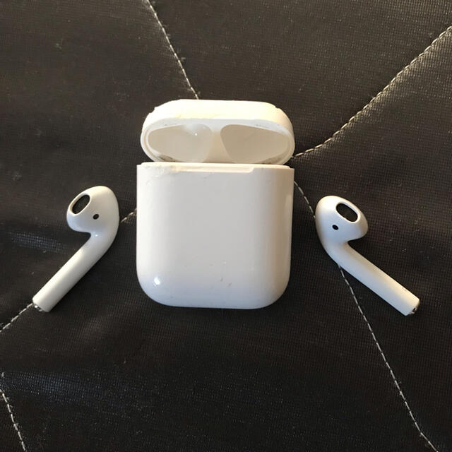 Apple(アップル)のrai様、専用　AirPods 第1世代 アイポッツ　充電器付き スマホ/家電/カメラのオーディオ機器(ヘッドフォン/イヤフォン)の商品写真