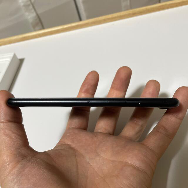 Apple(アップル)の【えりえり様専用】iPhoneSE第2世代　ブラック　64GB スマホ/家電/カメラのスマートフォン/携帯電話(スマートフォン本体)の商品写真