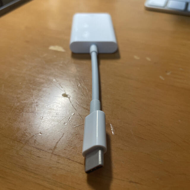 Apple(アップル)の【純正】USB-C - SDカード  アダプタ スマホ/家電/カメラのPC/タブレット(PC周辺機器)の商品写真