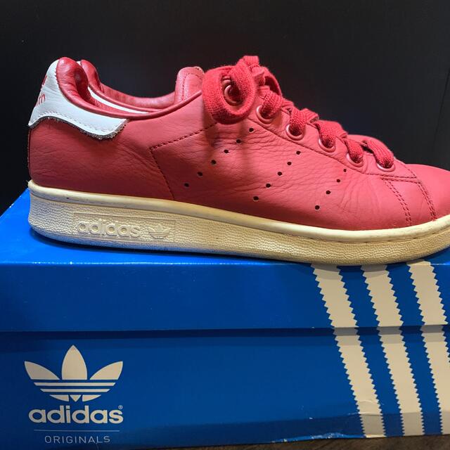 adidas(アディダス)のadidas STANSMITH アディダス スタンスミス 赤 22.5cm レディースの靴/シューズ(スニーカー)の商品写真