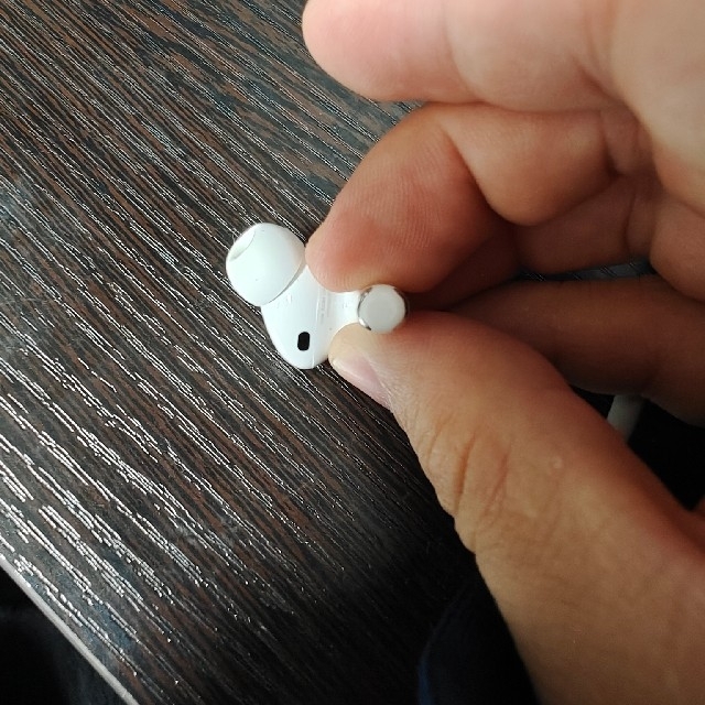 Apple(アップル)のAirPods Pro / A2084 (左耳)  片耳 スマホ/家電/カメラのオーディオ機器(ヘッドフォン/イヤフォン)の商品写真