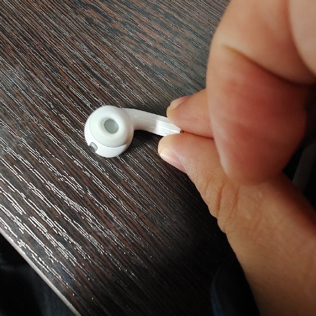 Apple(アップル)のAirPods Pro / A2084 (左耳)  片耳 スマホ/家電/カメラのオーディオ機器(ヘッドフォン/イヤフォン)の商品写真