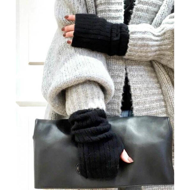 L'Appartement DEUXIEME CLASSE(アパルトモンドゥーズィエムクラス)の未使用ドゥーズイエムクラス  Lambs arm warmer アームウォーマー レディースのファッション小物(手袋)の商品写真