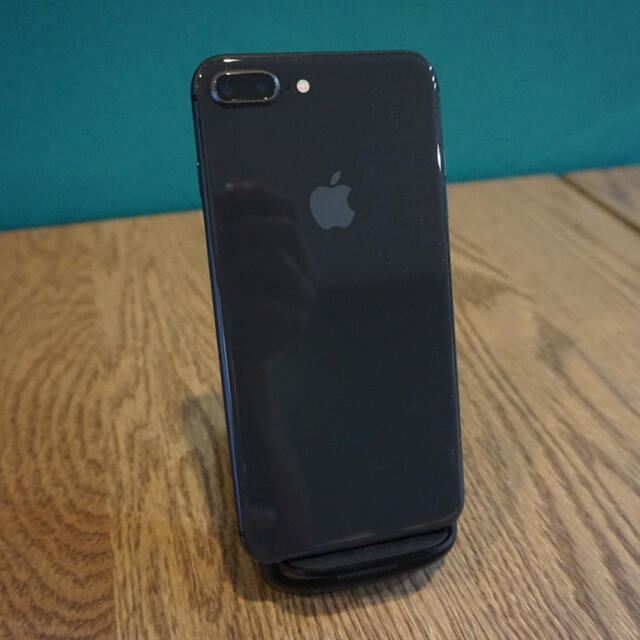 Apple(アップル)のiPhone 8Plus Space Gray64gb ELECOMカバー付き スマホ/家電/カメラのスマートフォン/携帯電話(スマートフォン本体)の商品写真