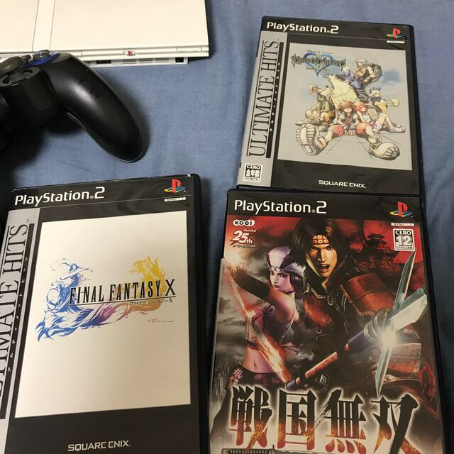 PlayStation2(プレイステーション2)の薄型Ps2本体セット　SCPH-70000 ソフト3つ付き エンタメ/ホビーのゲームソフト/ゲーム機本体(家庭用ゲーム機本体)の商品写真